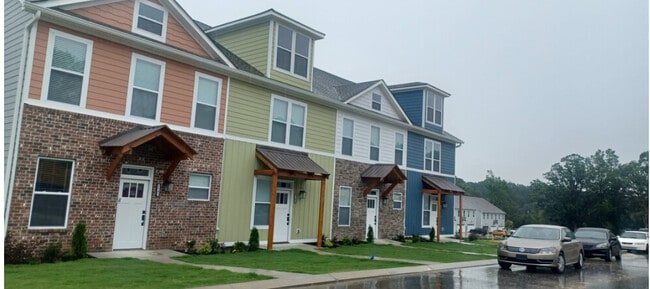 Building Photo - 1749 Arbor Hls Dr SE