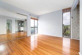 Building Photo - 6924 Hyde Park Dr