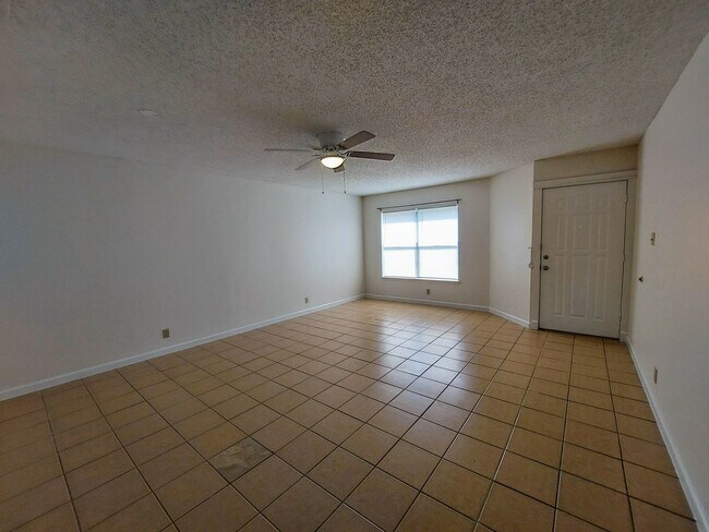 Building Photo - Hunters Chase Charming 3 Bedroom Single St...