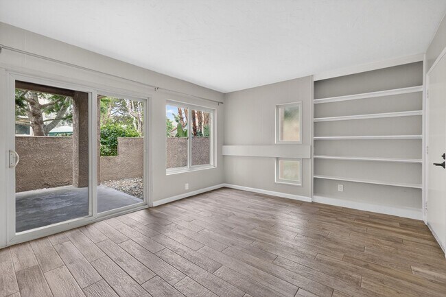 Foto del edificio - Large One Bedroom For Rent - Huntington Beach