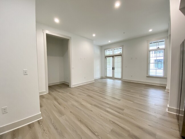 Building Photo - First Floor Old Town Bluffton Apartment!
