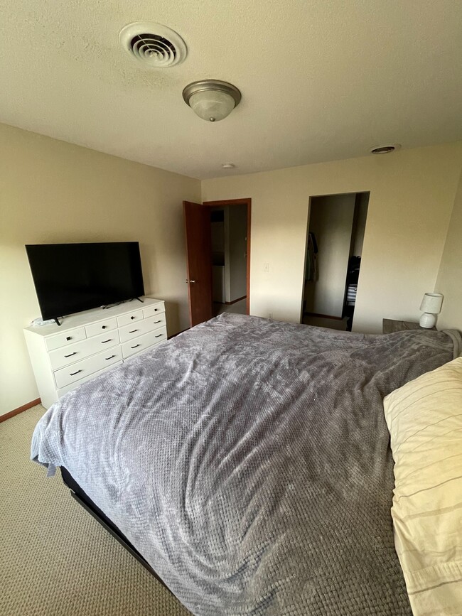 Building Photo - 2401 Oxford Dr SE