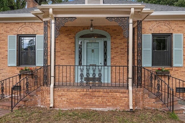 Building Photo - Unique 4 Bedroom Home with Basement in Dil...