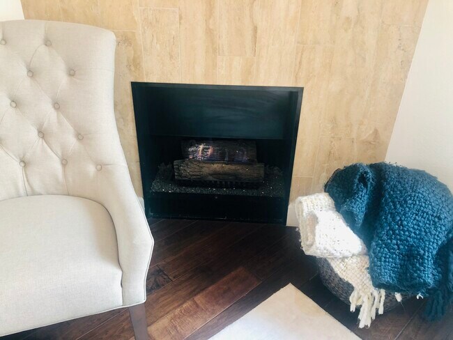 Fireplace - 1021 N Crescent Heights Blvd