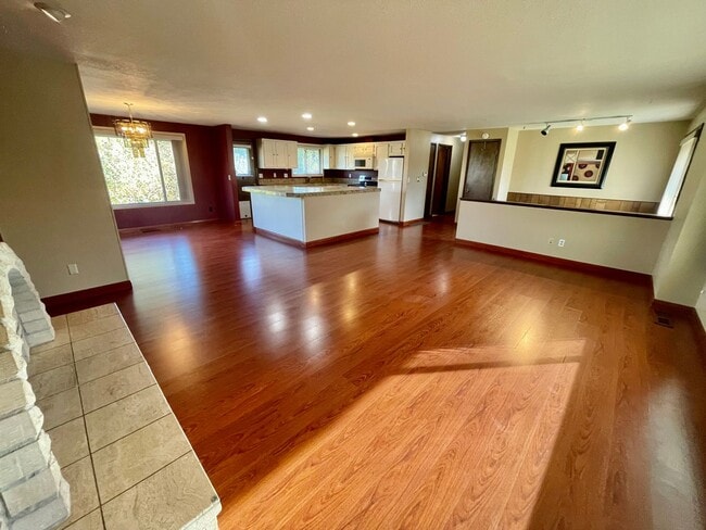 Building Photo - Sprawling 5bd/3bath Split-Level Home | Sto...