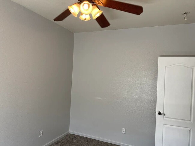 Foto del edificio - Freshly painted home with newer appliances. Quiet neighborhood near parks, shopping and schools.