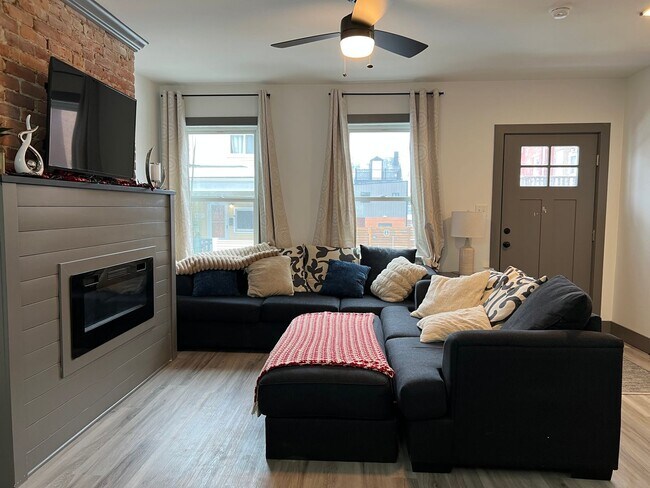 Foto del edificio - Modern 3-Bedroom Retreat with Rooftop View...