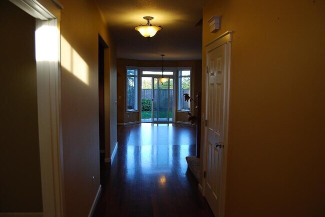 Building Photo - Stunning 4 Bedroom with Gorgeous main leve...