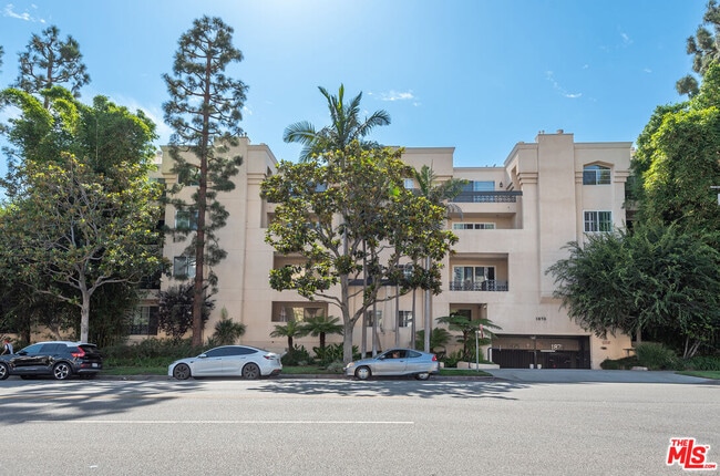 Foto del edificio - 1875 S Beverly Glen Blvd