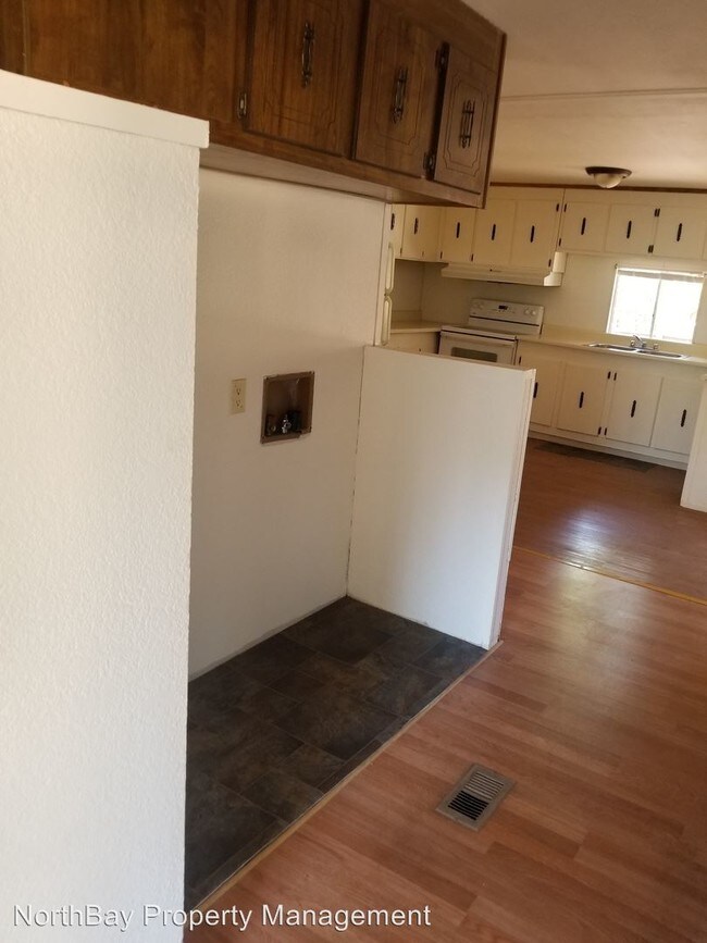 Foto del edificio - 3340 Lakeview Dr