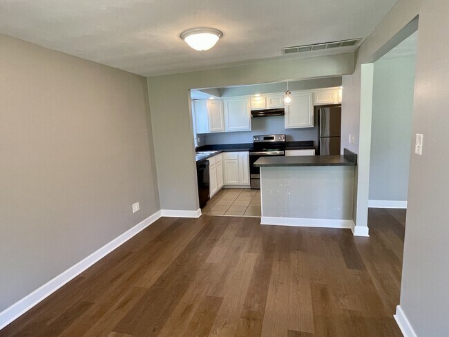 Foto del edificio - 1377 S Maple Ave