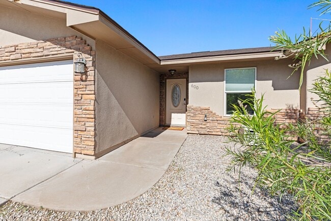 Foto del edificio - Conveniently located 3 Bedroom with 2 Car Garage