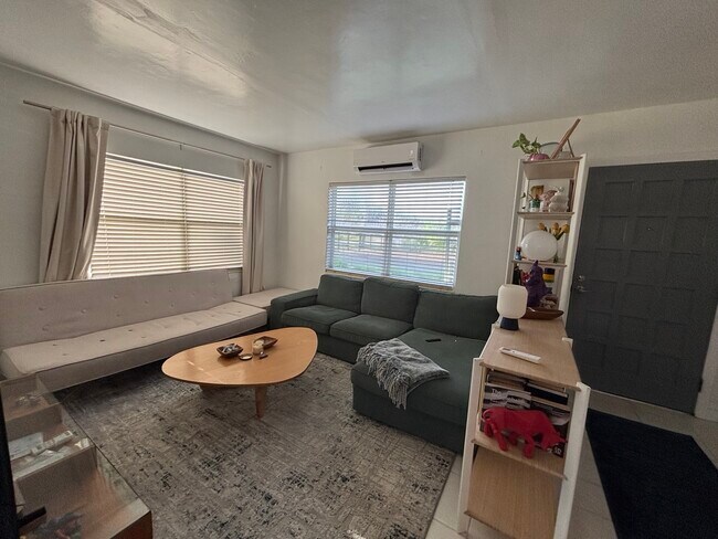 Foto del edificio - 8290-8292 NW 5th Ave
