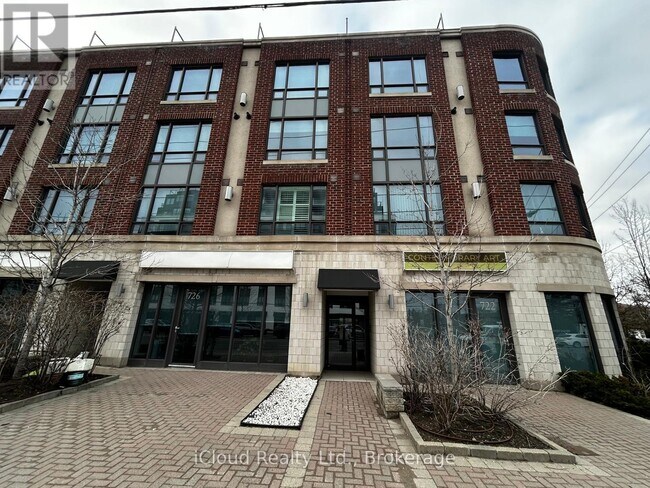 Photo du bâtiment - 724 Sheppard Ave W