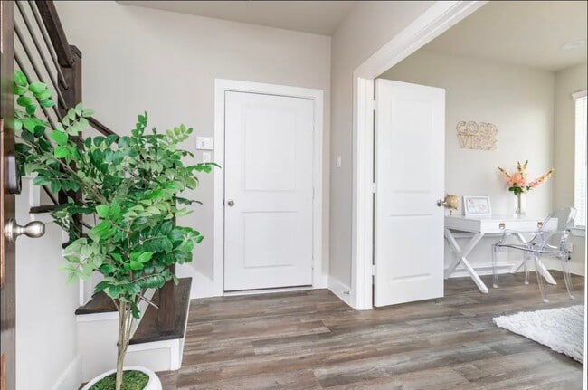 Building Photo - 1740 Cove Cres Ct