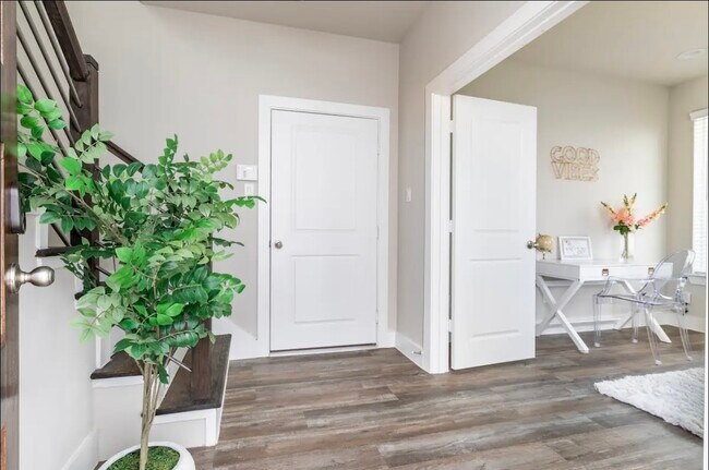 Foto del edificio - 1740 Cove Cres Ct