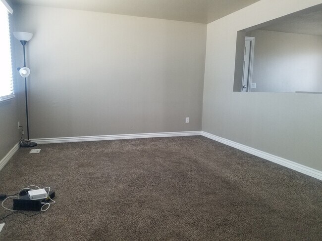 Building Photo - Available August 1st! 3 bed 1 bath, fully ...