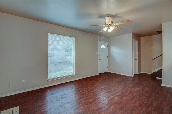 Building Photo - 2211 Creekside Ln