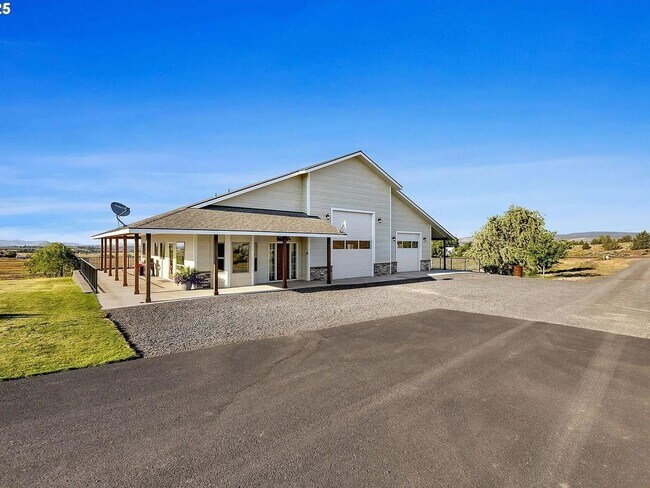 Foto del edificio - LUXURY FURNISHED ADU FOR RENT – 915 Sq. Ft. Private Retreat