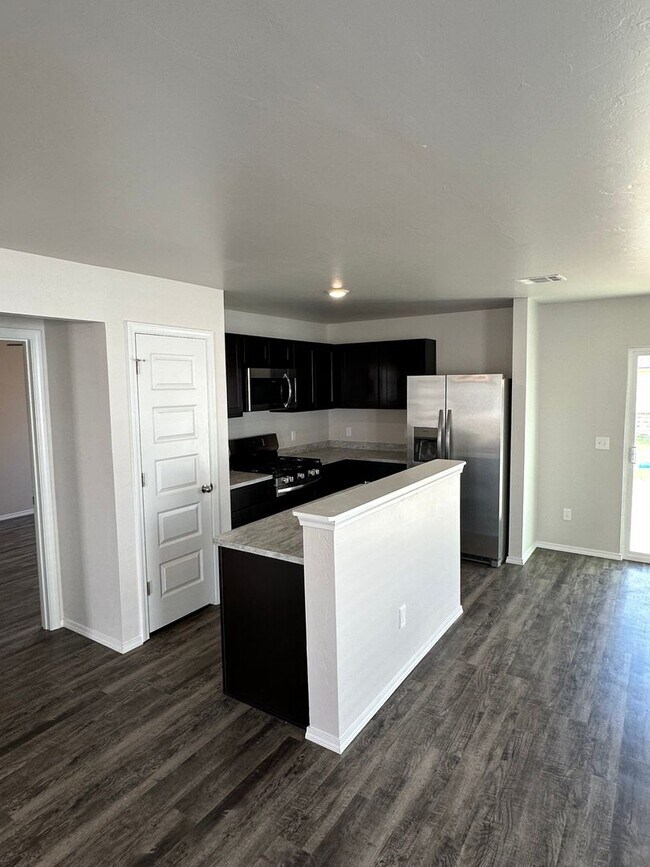 Foto del edificio - *Pre-leasing* NEWER Three Bedroom | Two Ba...