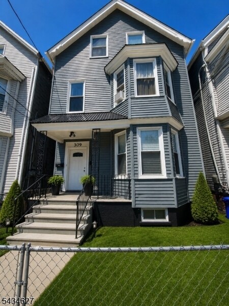 Building Photo - 309 7th Ave W
