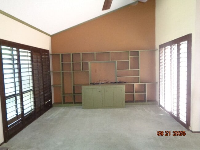 Building Photo - Rare One-Story Condo in College Terrace