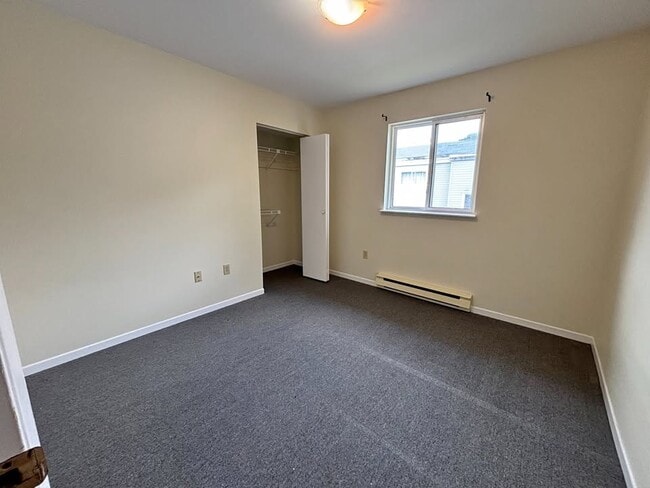 Building Photo - 2 Bed 1 Bath Apartment