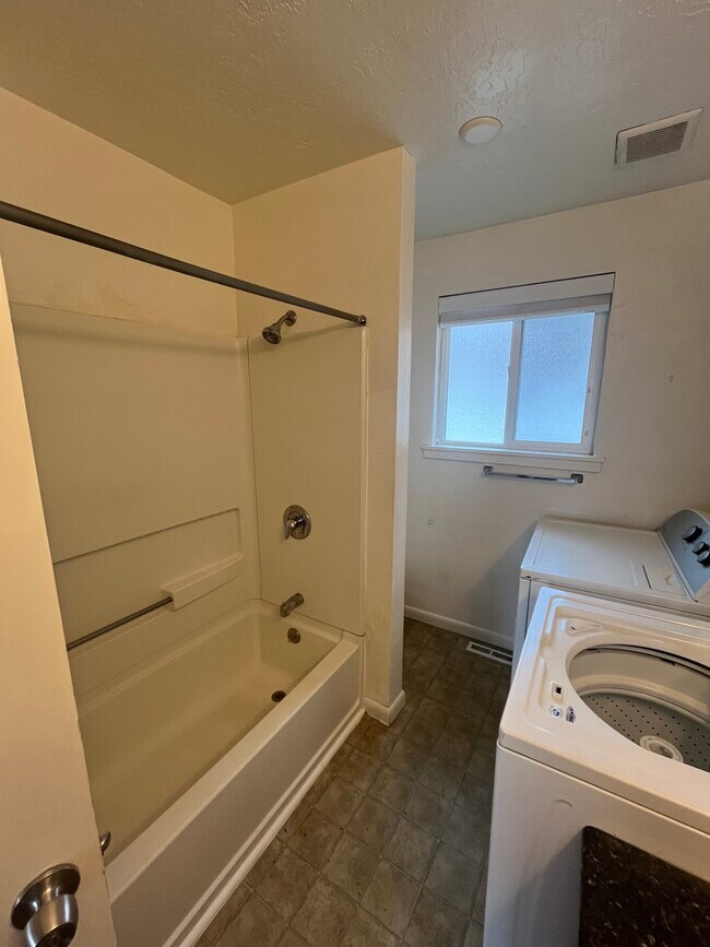 Baño - 2173 S State St