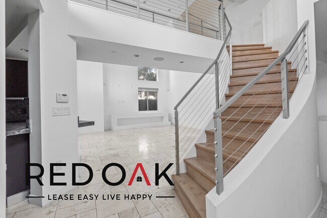 Foto del edificio - Incredible Three-Bedroom, Multi-Story with...