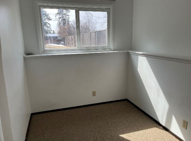 Building Photo - 3 Bed 1.5 Bath Unit in Olds, AB