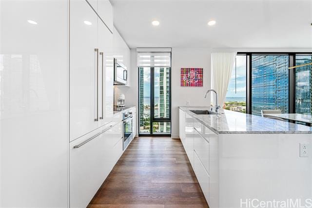 Building Photo - 987 Queen St