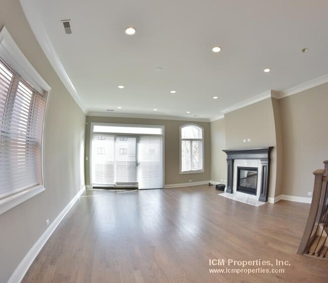 Building Photo - 882 W Lill Ave