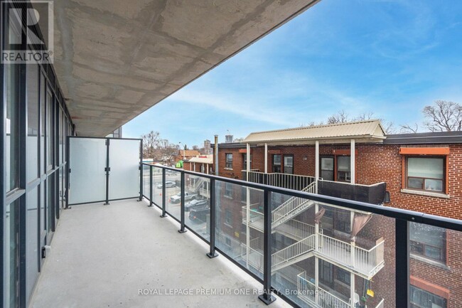 Photo du bâtiment - 2369-2369 Danforth Ave