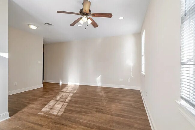 Building Photo - 2408 Oak Aly