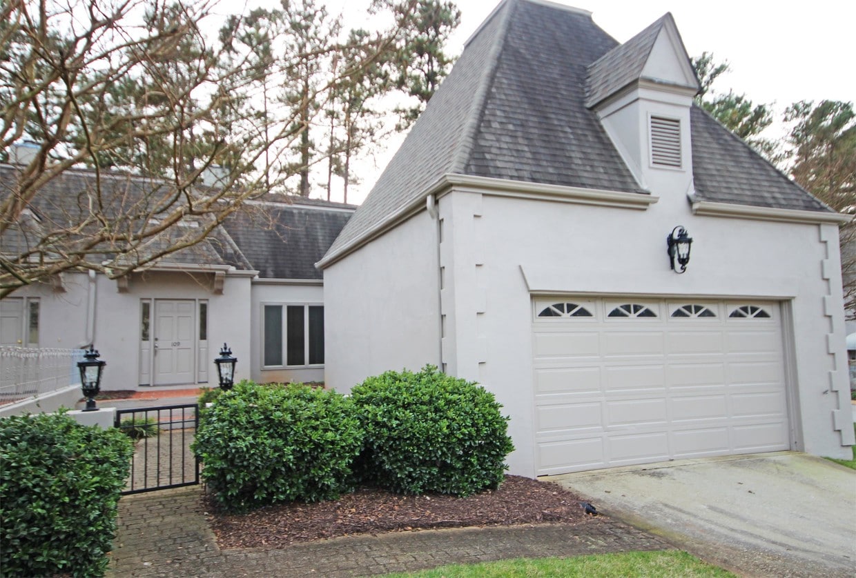 Primary Photo - 109 Castellan Dr