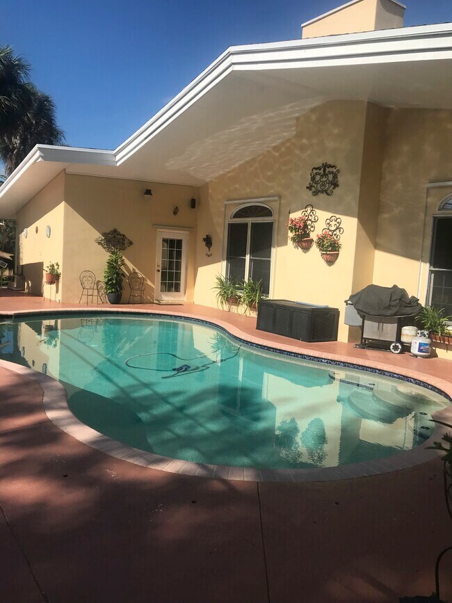 Entrada privada y aparcamiento - 630 NW 7th Ave