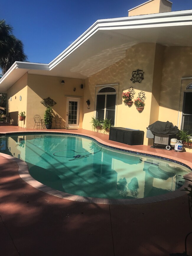 Private entrance and parking - 630 NW 7th Ave