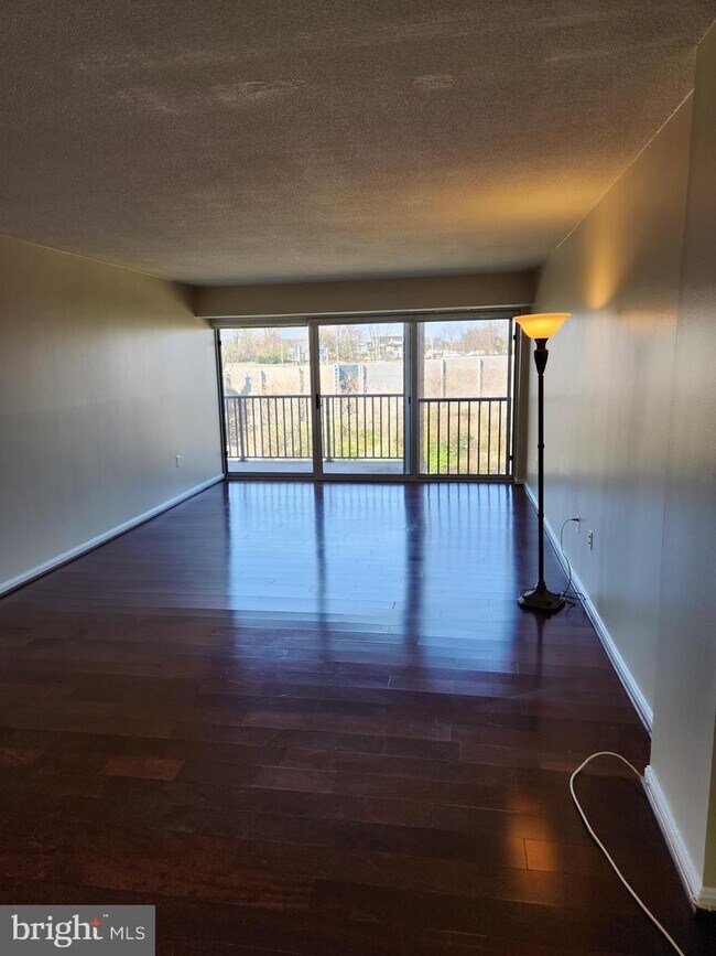 1300 Army Navy Dr Unit 625, Arlington, VA 22202 Room for Rent in