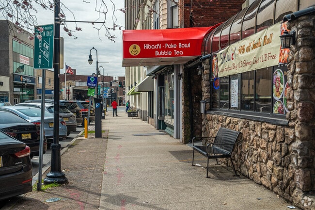 Come in for some fresh Hibachi, Poke bowls, or Bubble Tea at So Juicy in Bloomfield.