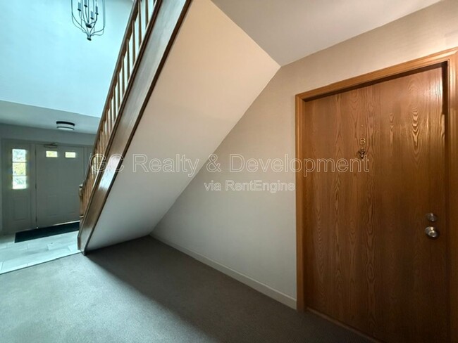 Building Photo - 1686 Grosvenor Cir