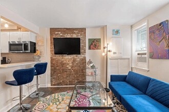 Building Photo - 98 Bright St