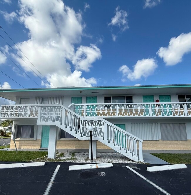 Building Photo - 2102 Lake Osborne Dr
