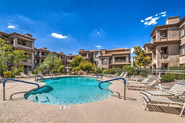 Piscina - 14000 N 94th St