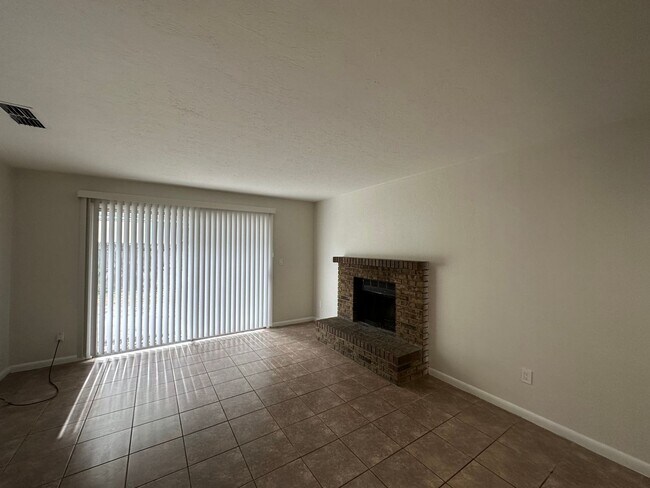 Building Photo - 2 Bed/1 Bath recently updated unit in SW G...