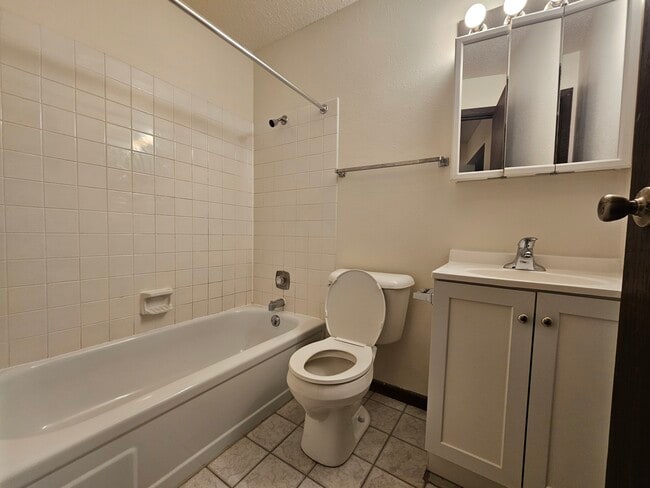 Building Photo - 2333 Green Apartments