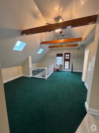Building Photo - 585 Beechwood Ave