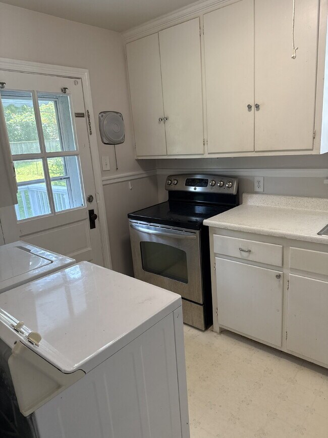 Building Photo - Adorable Home in quiet neighborhood!