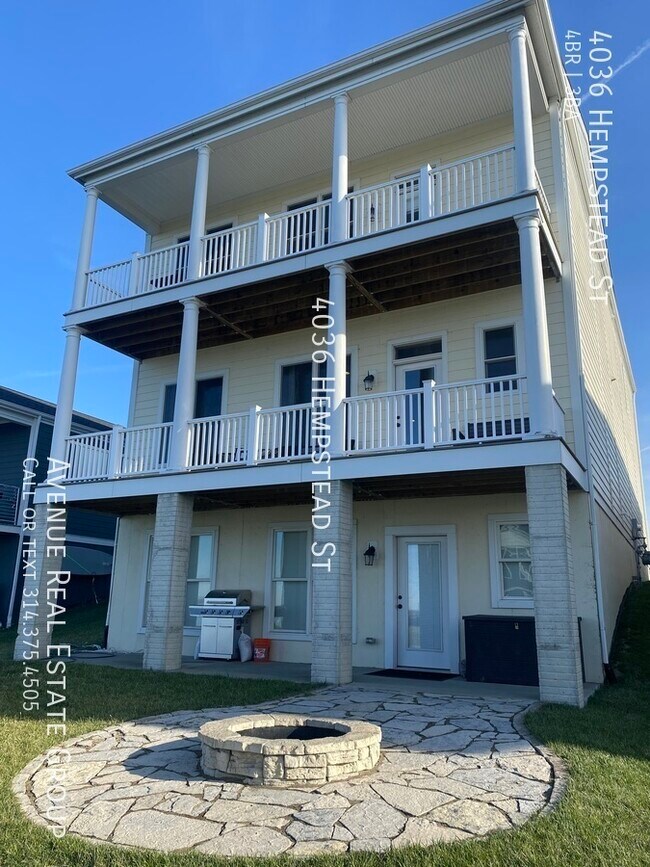 Building Photo - Enjoy the beautiful lake view from your do...