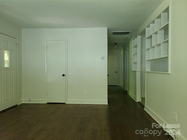 Foto del edificio - 5117 Greenbrook Dr