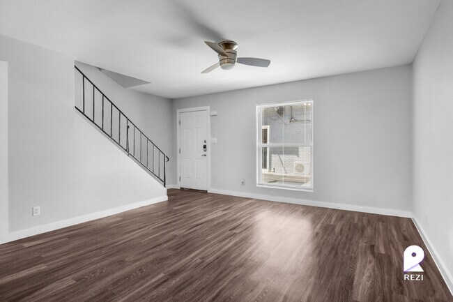 Building Photo - 5005 Manor Rd